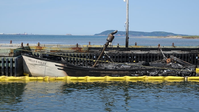Un bateau gravement brûlé au quai de Grande-Entrée.