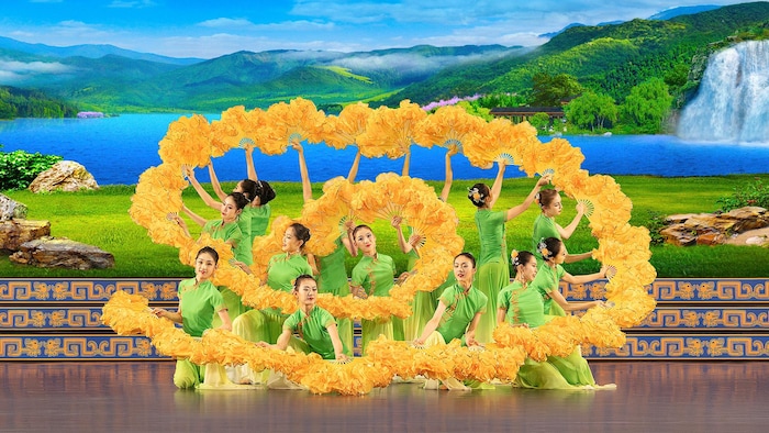 舞台上的一群舞者。