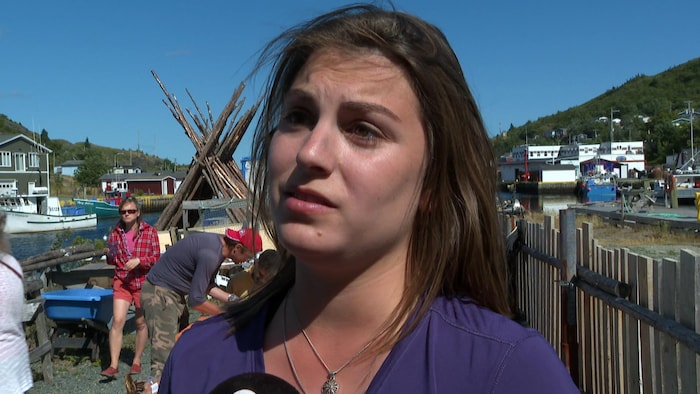 Morgane Sheppard interviewée sur un quai.