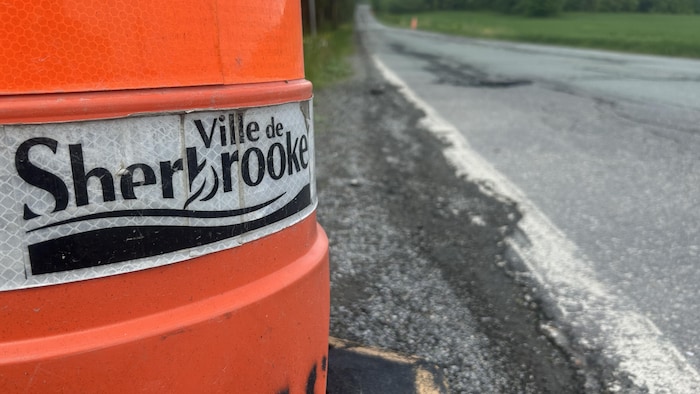 Cône orange de la Ville de Sherbrooke près d'un chantier.
