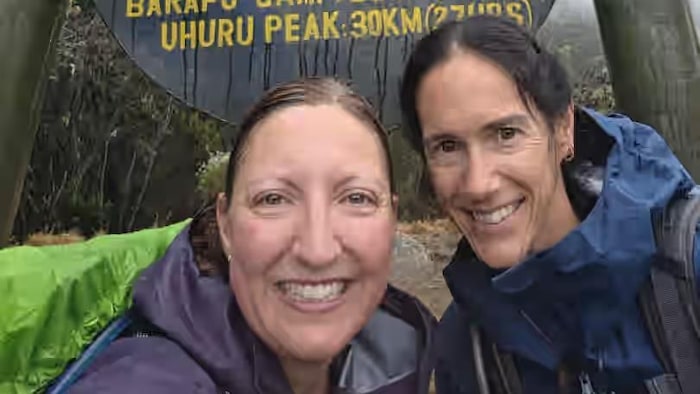 Geneviève Bernier et Marie-Ève Champagne au premier point de contrôle lundi le 31 août.