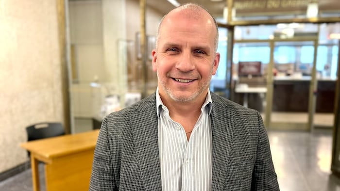 Sherwood Armbruster souriant face caméra.