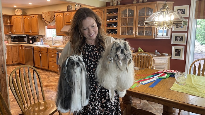 Sarah Petrie avec Bowie à gauche et Lucas à droite. 