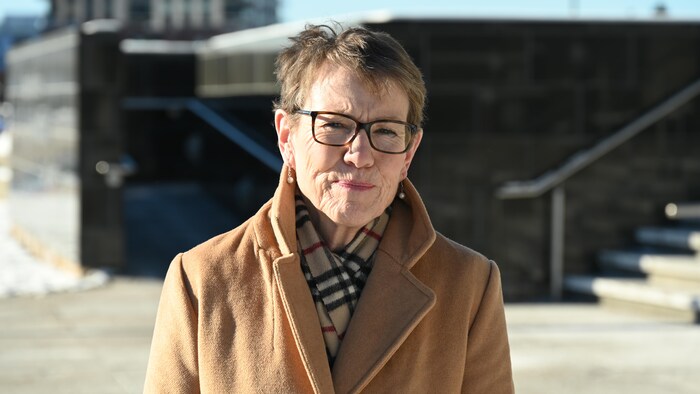 Shirley MacLean à l'extérieur du palais de justice de Moncton. 