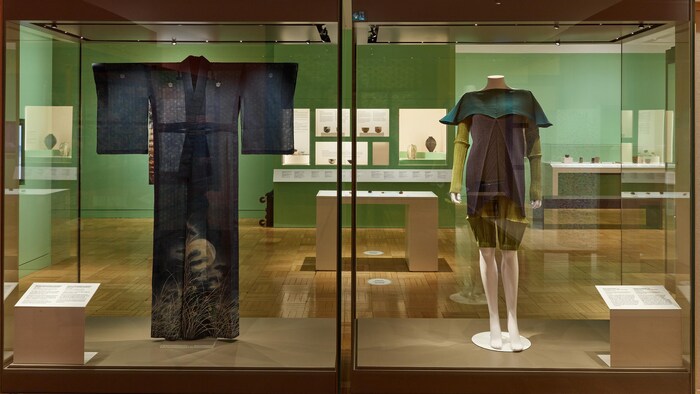 Un kimono de soie dans une vitrine de l'exposition au Musée royal de l’Ontario.