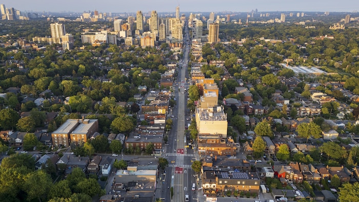 On voit ici l'avenue St. Clair Ouest à Toronto, le 12 juillet 2026 — au lendemain d'une fusillade qui aurait eu lieu lors du festival « Salsa on St. Clair » et qui a fait deux morts et quatre blessés par balle.