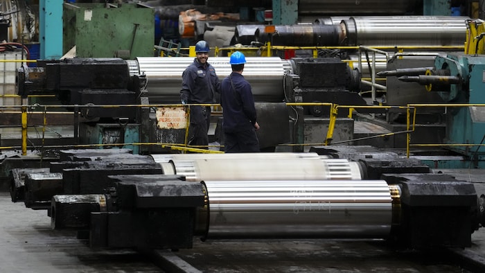 Des machines et des travailleurs chez Algoma Steel Inc., à Sault Ste. Marie, en Ontario, le vendredi 25 avril 2025. 