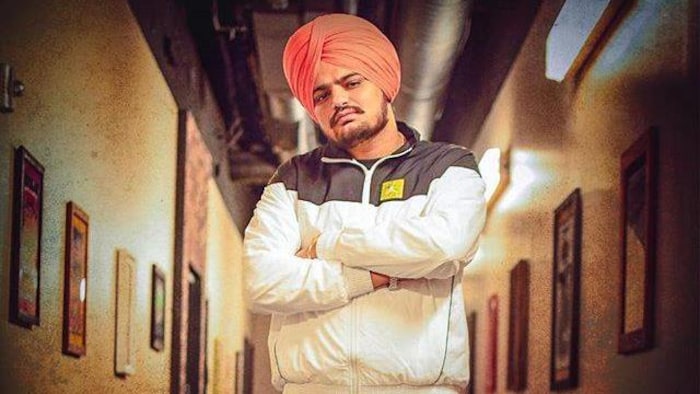 Une image de Sidhu Moose Wala qui regarde la caméra.