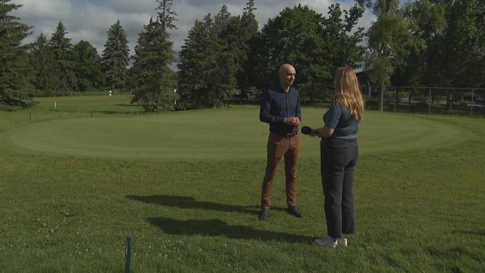 Sidney Ribaud parle avec une journaliste.