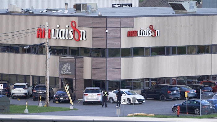 Bâtisse d'Air Liaison et son stationnement.
