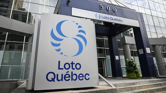 La façade du siège social de Loto-Québec à Montréal.