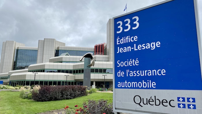 L'enseigne du siège social de la Société de l'assurance automobile du Québec.