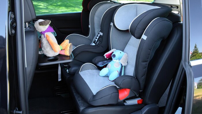 Des sièges pour enfant installés dans une voiture. 