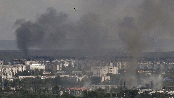 De la fumée s'échappe de la ville de Sievierodonetsk, dans le Donbass.