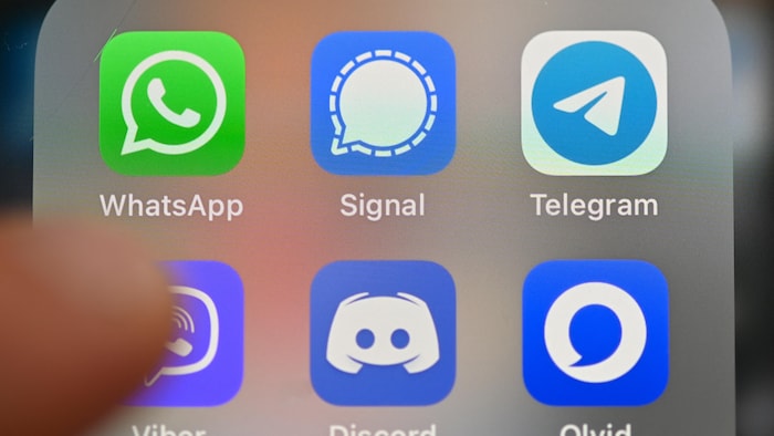 L’écran d’un mobile multifonction affichant les applications de messagerie WhatsApp, Signal, Telegram, Viber, Discord et Olvid.