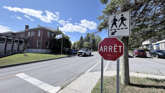 Panneau d'arrêt et de signalisation à Gaspé.