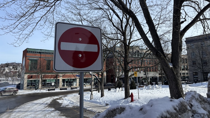 Un panneau de signalisation restreint l'accès à la rue Wellington par la rue Frontenac au centre-ville de Sherbrooke.
