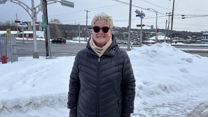 Danielle Berthold, conseillère municipale du district de Desranleau à Sherbrooke, en hiver, à l'angle des rues King Est et Galt Est dans le secteur de Fleurimont.
