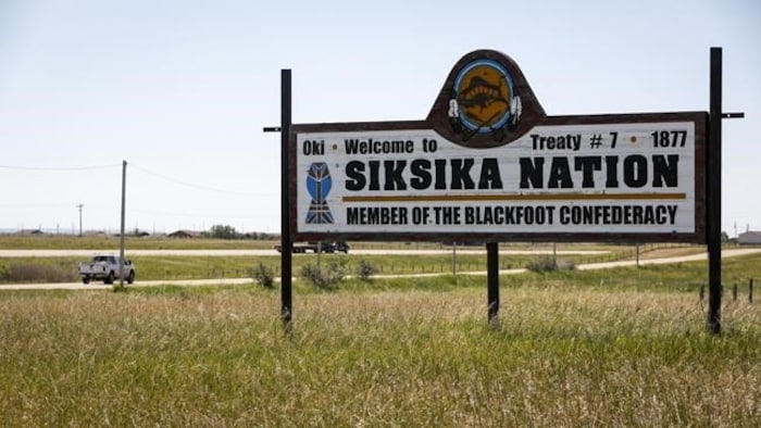 Panneau sur lequel il est écrit : Siksika Nation.