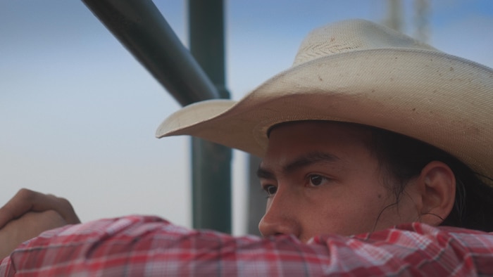 L'homme pied-noir montre un program rapproché d'un cowboy.