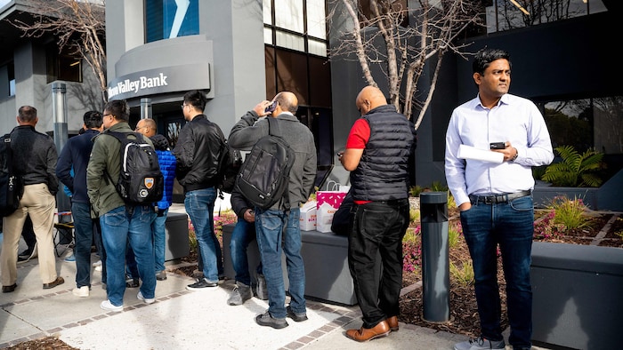 عملاء لـ’’بنك سيليكون فالي‘‘ يقفون في طابور أمام أحد فروعه.