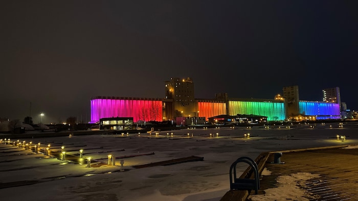 Les silos du Port de Québec illuminés aux couleurs de l'arc-en-ciel, le jeudi 26 mars 2020