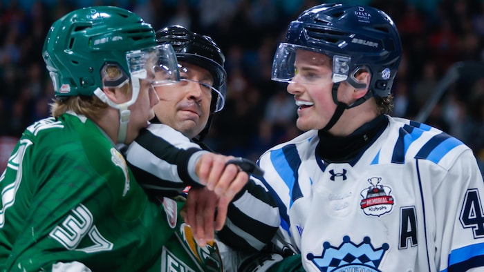 Deux joueurs discutent entre eux.