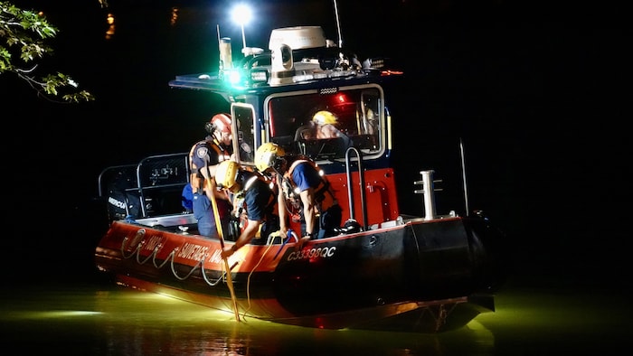 Des agents du Service de sécurité incendie de Montréal (SIM) mènent des recherches dans le canal de Lachine.