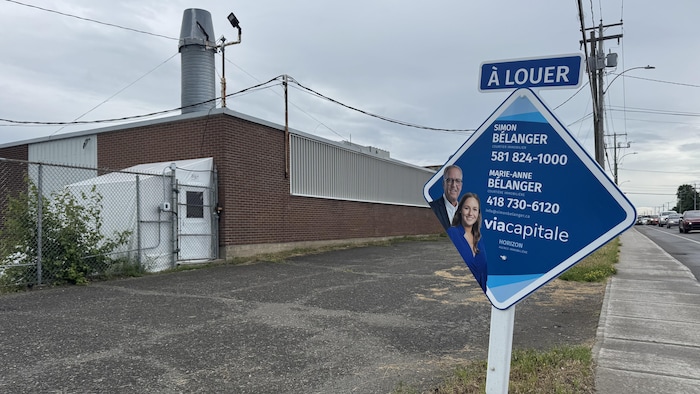 Une pancarte à louer de Simon Bélanger.