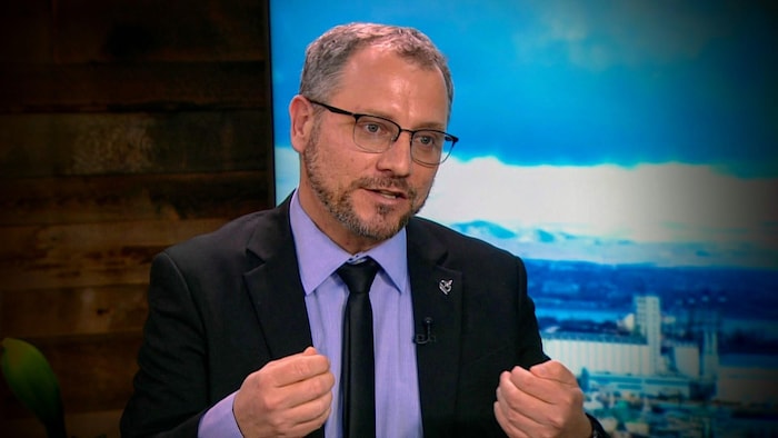 Simon Bérubé répond aux questions de Daniel Thibeault determination    l'émission Les coulisses du pouvoir.