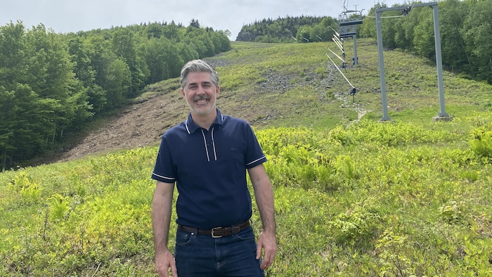 Simon Blouin est au pied du mont Giroux. 