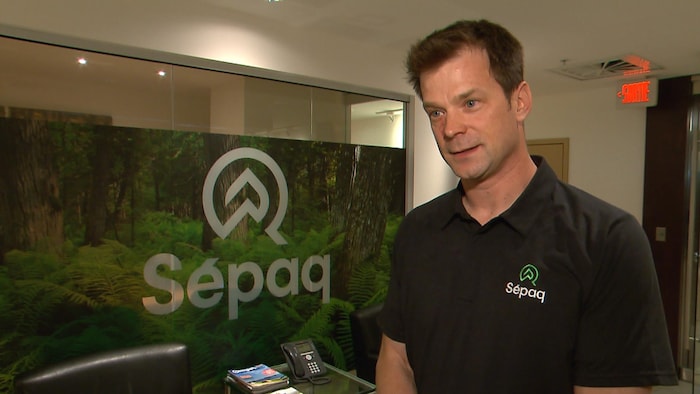 Simon Boivin accorde une entrevue à Radio-Canada dans les locaux de la SEPAQ.