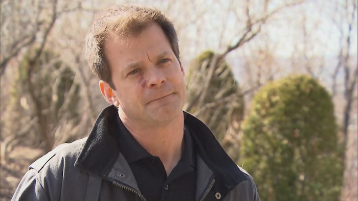 Simon Boivin devant des arbres.