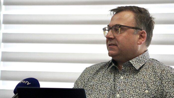 Simon Brisson s'adresse aux médias lors d'une conférence de presse.