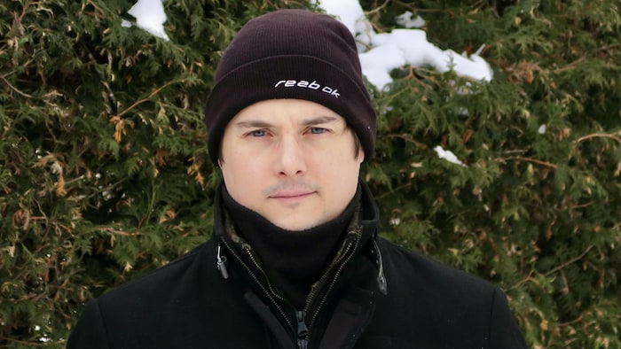 Un homme dehors en hiver.