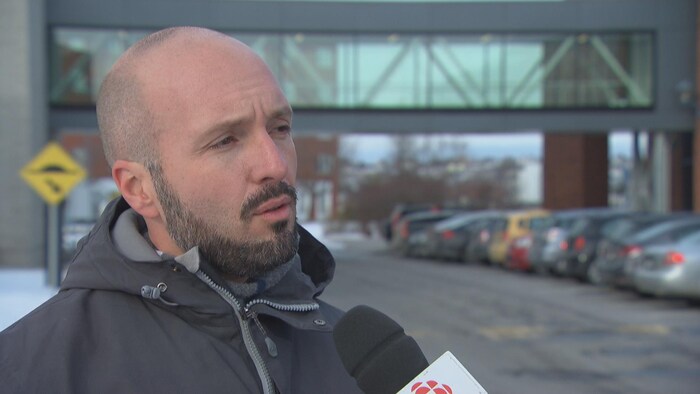 Un homme pendant une entrevue à l'extérieur en automne.