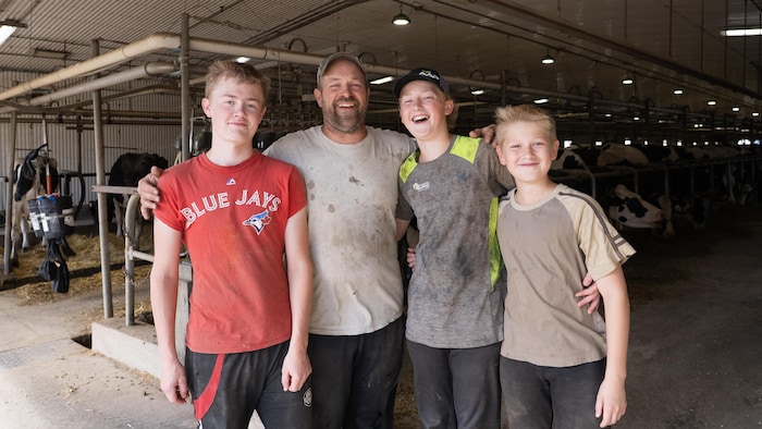 La famille Simon se tient par les épaules. 