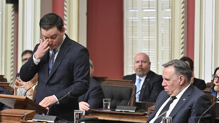 Simon Jolin-Barrette debout en Chambre aux côtés de François Legault.