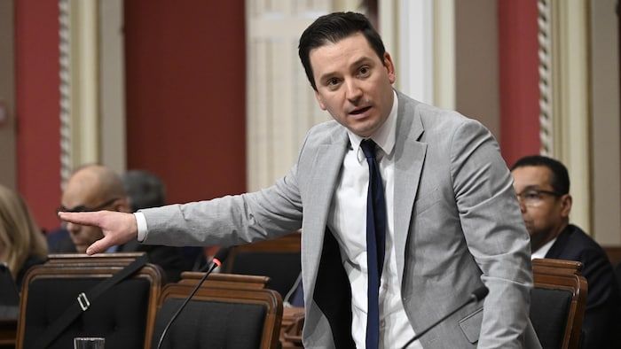 Le leader du gouvernement du Québec et ministre de la Justice, Simon Jolin-Barrette, répond à un député indépendant lors de la période de questions à l'Assemblée législative à Québec, le mardi 29 avril 2025.