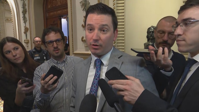 Simon Jolin-Barrette parle avec les journalistes.