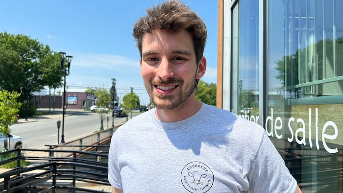 Simon Lafontaine porte un gilet de l'entreprise Écobœuf.