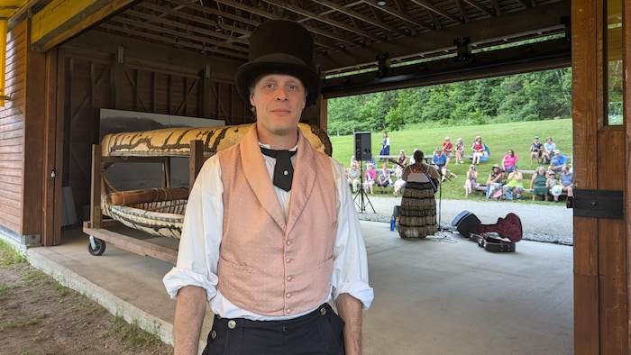 Simon LAQUERRE wears a high-dear hat.