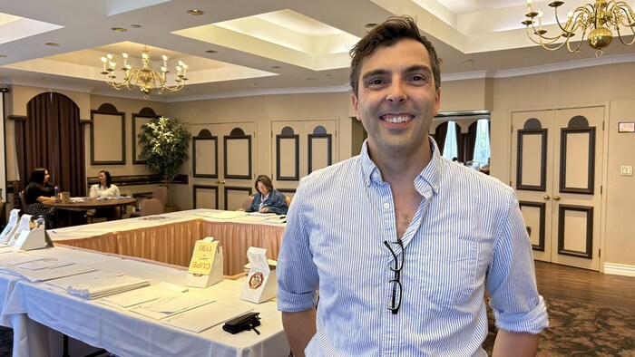 Simon Ouellette sourit dans une salle du SCFP pour faire le dépouillement des voix.