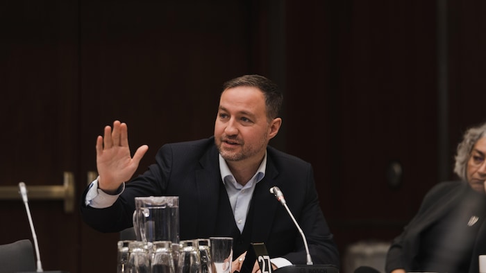 Simon-Pierre Savard-Tremblay speaks into the microphone.