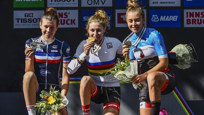 Simone Boilard (à droite) est souriante sur le podium en compagnie de ses rivales. 