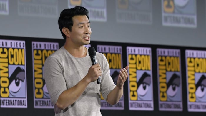 Un homme tenant un micro s'adresse au public réuni au Comic-Con de San Diego.