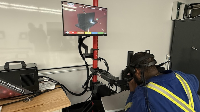 Un élève s'exécute sur le simulateur. On peut suivre son travail sur un écran.
