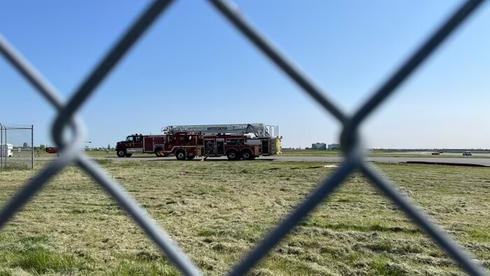 Un camion de pompier sur un terrain de l'aéroport Pearson.