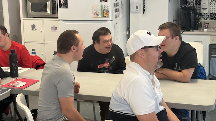 Un participant à l'activité rit aux éclats.