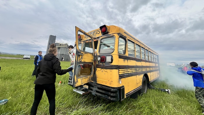De la fumée se dégage de l'autobus.